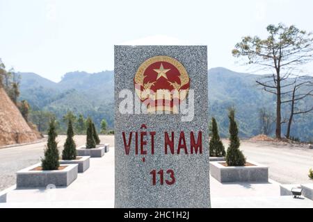 Panneau d'étape en marbre du Vietnam sur l'autoroute nationale 113 près de la frontière entre le Vietnam et le Laos. Banque D'Images