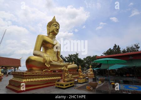 Chonburi, Thaïlande - 3 avril 2021 : Wat Phra Yai, le célèbre templae situé sur la colline de Pattaya, Chonburi, Thaïlande. Banque D'Images