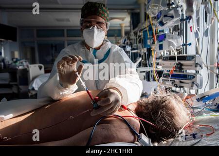 Italie, région Lombardie, Cremona, 22 décembre 2021 : urgence du virus Covid-19.Hôpital Maggiore, unité de soins intensifs.Également en Italie le Covid Omicro Banque D'Images