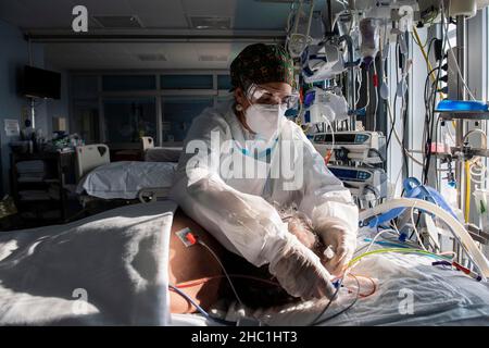 Italie, région Lombardie, Cremona, 22 décembre 2021 : urgence du virus Covid-19.Hôpital Maggiore, unité de soins intensifs.Également en Italie le Covid Omicro Banque D'Images