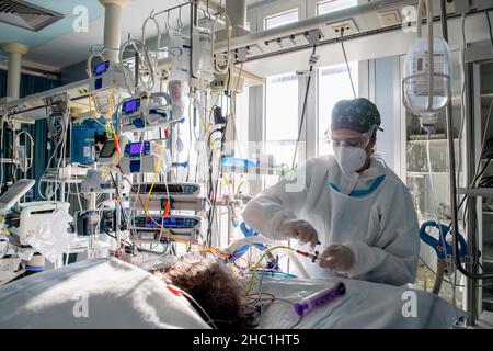 Italie, région Lombardie, Cremona, 22 décembre 2021 : urgence du virus Covid-19.Hôpital Maggiore, unité de soins intensifs.Également en Italie le Covid Omicro Banque D'Images