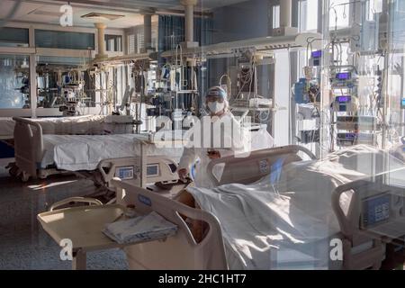 Italie, région Lombardie, Cremona, 22 décembre 2021 : urgence du virus Covid-19.Hôpital Maggiore, unité de soins intensifs.Également en Italie le Covid Omicro Banque D'Images