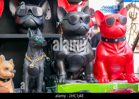 Figurines en plastique pour chiens avec lunettes dans une vitrine à Istanbul. Banque D'Images