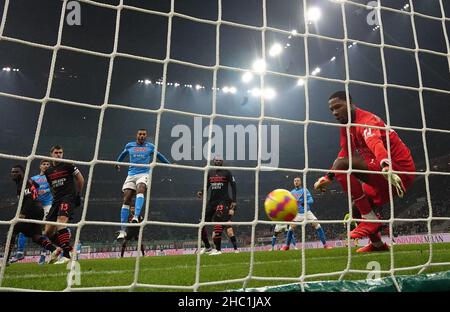 Milan, Italie.19th décembre 2021.Eljif Elmas de Napoli marque lors d'un match de football entre l'AC Milan et Napoli à Milan, Italie, le 19 décembre 2021.Crédit: Alberto Lingria/Xinhua/Alay Live News Banque D'Images