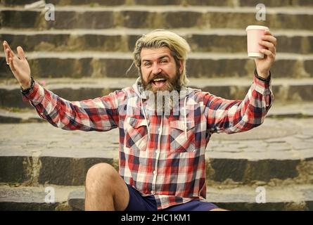 oh mon dieu. voyageur mûr ayant le repos. prenez le café. bonne inspiration matinale. homme brutal avec barbe, qui boit le thé de la tasse. homme barbu Banque D'Images