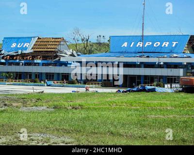 (211217) -- SURIGAO DEL NORTE, 17 décembre 2021 (Xinhua) -- la photo prise le 17 décembre 2021 montre un aéroport endommagé par le typhon Rai dans la province de Surigao del Norte, aux Philippines.Le nombre de morts du typhon Rai qui a frappé les Philippines depuis jeudi est passé à 12, a déclaré un responsable de la catastrophe vendredi.Le nombre de victimes augmentera probablement au fur et à mesure que les responsables locaux collecteront des données sur le terrain.(Garde côtière des Philippines/document via Xinhua) Banque D'Images