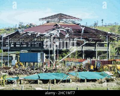 (211217) -- SURIGAO DEL NORTE, 17 décembre 2021 (Xinhua) -- la photo prise le 17 décembre 2021 montre un aéroport endommagé par le typhon Rai dans la province de Surigao del Norte, aux Philippines.Le nombre de morts du typhon Rai qui a frappé les Philippines depuis jeudi est passé à 12, a déclaré un responsable de la catastrophe vendredi.Le nombre de victimes augmentera probablement au fur et à mesure que les responsables locaux collecteront des données sur le terrain.(Garde côtière des Philippines/document via Xinhua) Banque D'Images