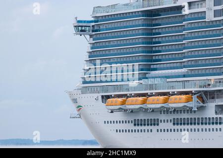 Le navire de croisière alimenté au GNL Costa Toscana quitte Turku après la livraison du chantier naval Meyer Turku le 3 décembre 2021. Banque D'Images