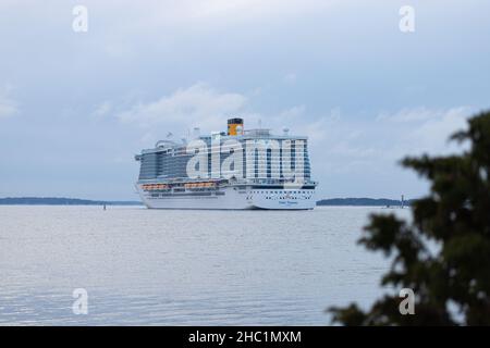 Le navire de croisière alimenté au GNL Costa Toscana quitte Turku après la livraison du chantier naval Meyer Turku le 3 décembre 2021. Banque D'Images