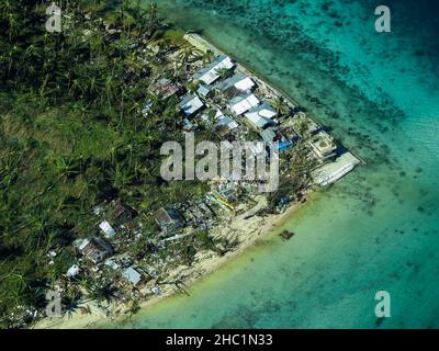 (211217) -- SURIGAO DEL NORTE, 17 décembre 2021 (Xinhua) -- photo aérienne prise le 17 décembre 2021 montre la dévastation causée par le typhon Rai dans la province de Surigao del Norte, aux Philippines.Le nombre de morts du typhon Rai qui a frappé les Philippines depuis jeudi est passé à 12, a déclaré un responsable de la catastrophe vendredi.Le nombre de victimes augmentera probablement au fur et à mesure que les responsables locaux collecteront des données sur le terrain.(Garde côtière des Philippines/document via Xinhua) Banque D'Images