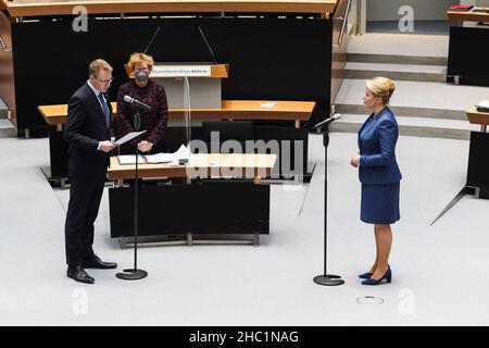 (211222) -- BERLIN, le 22 décembre 2021 (Xinhua) -- Franziska Giffey (R) est assermentée comme nouveau maire de Berlin à Berlin, en Allemagne, le 21 décembre 2021.L'ancien ministre allemand des Affaires familiales Franziska Giffey du Parti social-démocrate (SPD) a été élu comme nouveau maire de Berlin mardi, devenant la première femme élue maire de la ville.(Photo de Stefan Zeitz/Xinhua) Banque D'Images