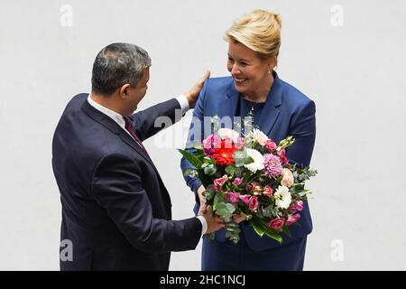 (211222) -- BERLIN, 22 décembre 2021 (Xinhua) -- Franziska Giffey reçoit ses félicitations après avoir été élu nouveau maire de Berlin à Berlin, en Allemagne, le 21 décembre 2021.L'ancien ministre allemand des Affaires familiales Franziska Giffey du Parti social-démocrate (SPD) a été élu maire de Berlin mardi.(Photo de Stefan Zeitz/Xinhua) Banque D'Images