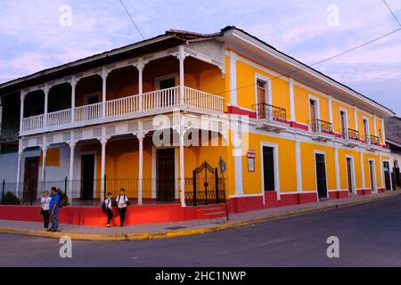 Nicaragua Grenade - vie quotidienne - bâtiments coloniaux au Parque Central de Grenade Banque D'Images