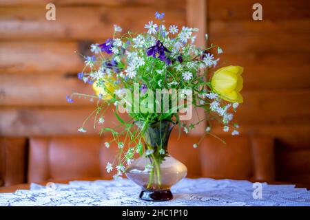 Encore la vie: Un délicat bouquet de fleurs sauvages dans un vase Banque D'Images