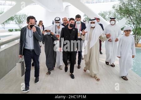 Lionel Messi, joueur de football argentin (au centre, en noir) et Sheikh Nahyan Bin Mubarak Al Nahyan (3rd de R), ministre de la tolérance et de la coexistence Walk au pavillon des Émirats arabes Unis, à l'exposition universelle de Dubaï 2020, près de Dubaï, Émirats arabes Unis, le 13 décembre 2021.Photo par Expo 2020 via Balkis Press/ABACAPRESS.COM Banque D'Images