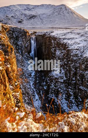 Une vue d'hiver sur les chutes Wailing Widow, l'écoulement du Loch na Gainmhich dans le district d'Assynt de Sutherland, en Écosse, juste avant le coucher du soleil. Banque D'Images