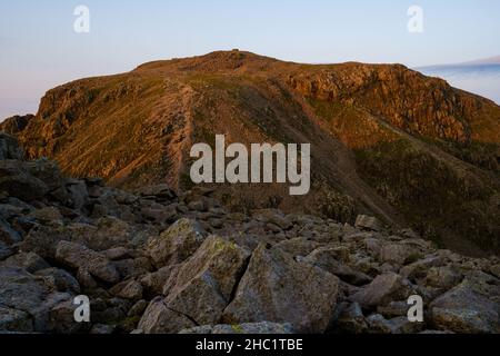 Brochet de Scafell au lever du soleil dans le Lake District, vu de Broad Crag Banque D'Images