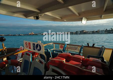 À bord d'un bateau-bus (Vaporetto) qui navigue sur le canal de Giudecca à Venise, en Italie Banque D'Images