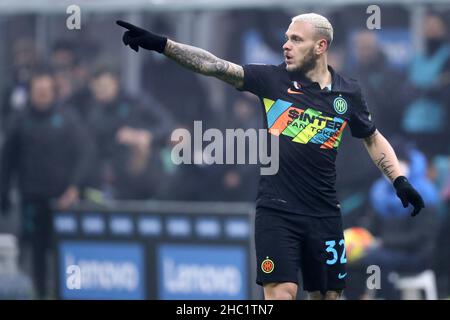 Federico DiMarco du FC Internazionale gestes pendant la série Un match entre le FC Internazionale et le FC Torino au Stadio Giuseppe Meazza le 22 décembre 2021 à Milan, Italie. Banque D'Images