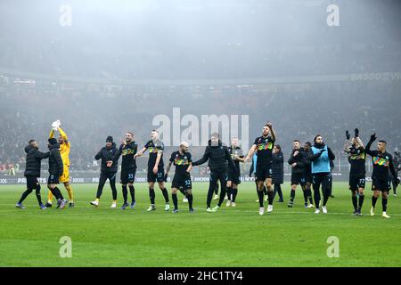 Les joueurs du FC Internazionale fêtent après avoir remporté la série Un match entre le FC Internazionale et le FC Torino au Stadio Giuseppe Meazza le 22 décembre 2021 à Milan, en Italie. Banque D'Images