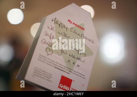 Un message de quelqu'un qui a fait un don dans un hôtel du centre de Londres, après la crise nationale de l'organisation caritative sans-abri, a ouvert ses services de Noël pour l'année 50th, pour les personnes vivant avec le sans-abrisme.Date de la photo: Jeudi 23 décembre 2021. Banque D'Images