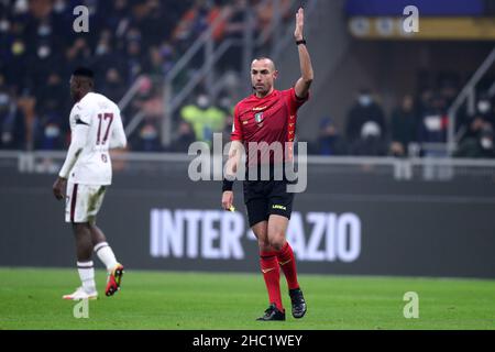 Arbitre officiel, Marco Guida, gestes pendant la série Un match entre le FC Internazionale et le FC Torino au Stadio Giuseppe Meazza le 22 décembre 2021 à Milan, Italie. Banque D'Images