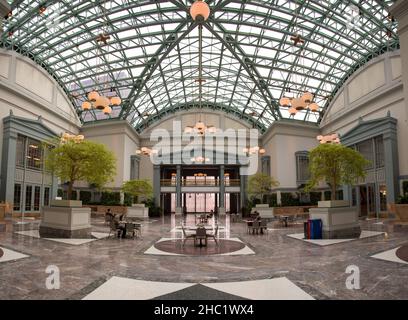 CHICAGO, USA - 29 AOÛT 2019 : l'emblématique Millennium Egg et les gratte-ciel de Chicago, salle de lecture USAScenic sous le toit en verre de Harold Washington Banque D'Images