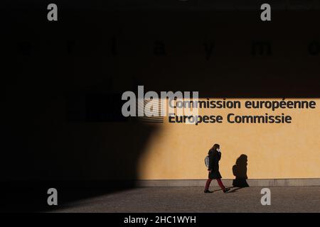 Bruxelles, Belgique.21st décembre 2021.Une femme passe devant le bâtiment de la Commission européenne à Bruxelles, Belgique, le 21 décembre 2021.Selon le microbiologiste Emmanuel Andre, la Belgique est au milieu d'une nouvelle vague de pandémie de COVID-19 due à la variante Omicron, qui représentait 20 pour cent de tous les résultats positifs des tests effectués dans tout le pays lundi matin.Credit: Zheng Huansong/Xinhua/Alay Live News Banque D'Images