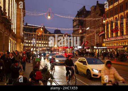 Amsterdam, 18 décembre.14th janvier 2022.Les gens marchent dans une rue avec des décorations de Noël à Amsterdam, aux pays-Bas, le 18 décembre 2021.Samedi, le gouvernement néerlandais a annoncé un verrouillage plus strict par crainte de la montée de la variante Omicron du COVID-19 dans le pays.Le nouveau verrouillage entrera en vigueur à partir de 5 h le dimanche matin, heure locale, et demeurera en vigueur jusqu'au 14 janvier 2022.Credit: Sylvia Lederer/Xinhua/Alamy Live News Banque D'Images