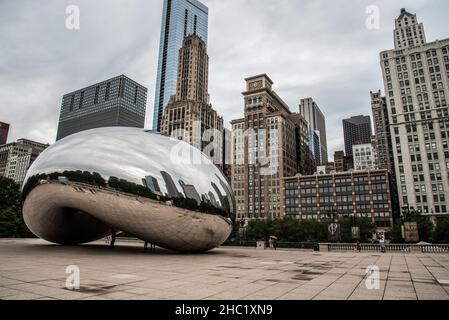 CHICAGO, États-Unis - 29 AOÛT 2019 : l'emblématique Millennium Egg et la ligne d'horizon de Chicago, États-Unis Banque D'Images