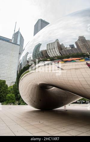 CHICAGO, États-Unis - 29 AOÛT 2019 : l'emblématique Millennium Egg et la ligne d'horizon de Chicago, États-Unis Banque D'Images