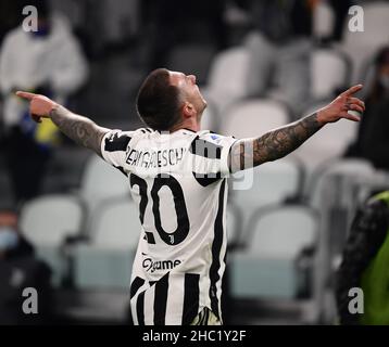 (211222) -- TURIN, le 22 décembre 2021 (Xinhua) -- Federico Bernardeschi du FC Juventus célèbre son but lors d'un match de football entre le FC Juventus et Cagliari à Turin, en Italie, le 21 décembre 2021.(Photo de Federico Tardito/Xinhua) Banque D'Images