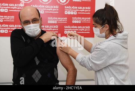 (211220) -- ISTANBUL, 20 décembre 2021 (Xinhua) -- Un homme reçoit une dose du vaccin COVID-19 à Istanbul, Turquie, le 7 décembre 2021.La Turquie a administré près de 125 millions de vaccins COVID-19 à ce jour, et le taux de vaccination des personnes âgées de 18 ans et plus qui ont reçu deux doses a atteint 82,43 pour cent, a annoncé lundi le ministère de la Santé.(Xinhua/Shadati) POUR ALLER AVEC Roundup: La Turquie réalise des gains sains dans la vaccination COVID-19 chez les adultes: Experts Banque D'Images