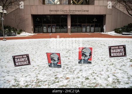 Les manifestants manifestent devant le palais de justice du comté de Hennepin lors de la délibération par jury du procès de Kim Potter le 22 décembre 2021 à Minneapolis, Minnesota.Photo de Chris Tuite/imageSPACE/Sipa USA Banque D'Images