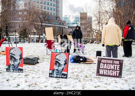 Les manifestants manifestent devant le palais de justice du comté de Hennepin lors de la délibération par jury du procès de Kim Potter le 22 décembre 2021 à Minneapolis, Minnesota.Photo de Chris Tuite/imageSPACE/Sipa USA Banque D'Images