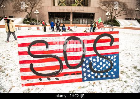 Les manifestants manifestent devant le palais de justice du comté de Hennepin lors de la délibération par jury du procès de Kim Potter le 22 décembre 2021 à Minneapolis, Minnesota.Photo de Chris Tuite/imageSPACE/Sipa USA Banque D'Images