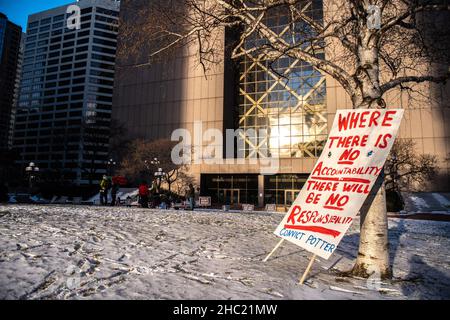 Les manifestants manifestent devant le palais de justice du comté de Hennepin lors de la délibération par jury du procès de Kim Potter le 22 décembre 2021 à Minneapolis, Minnesota.Photo de Chris Tuite/imageSPACE/Sipa USA Banque D'Images