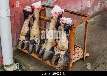 Jambes de vache sur le marché de Sheki, Azerbaïdjan Banque D'Images