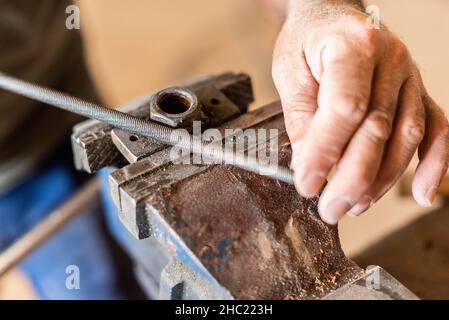 Gros plan d'un métal de limage à la main Banque D'Images