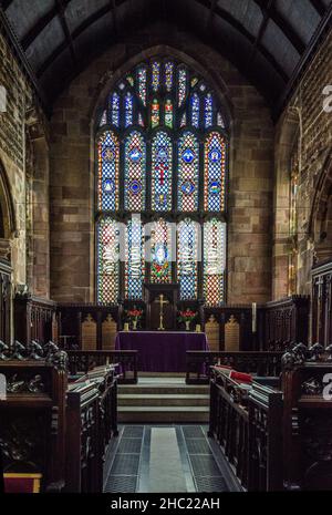 Le magnifique vitrail au-dessus de l'autel à l'église St Marys, Sandbach, Cheshire Banque D'Images