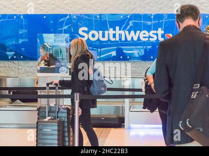 (211218) -- DALLAS, 18 décembre 2021 (Xinhua) -- les voyageurs attendent aux comptoirs d'enregistrement de Southwest Airlines à l'aéroport Dallas Love Field de Dallas, Texas, États-Unis, le 17 décembre 2021.Gary Kelly, PDG de Southwest Airlines, a été testé positif pour COVID-19, la société dont le siège social se trouve à Dallas, dans l'État du Texas, a déclaré vendredi, deux jours après avoir assisté à une audience au Sénat américain, ainsi que d'autres chefs de compagnies aériennes et législateurs américains.(Photo de Guangming Li/Xinhua) Banque D'Images