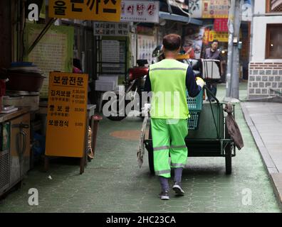 Un homme qui pousse un chariot à Dongdaemun Grilled Fish Street, Dongdaemun, Séoul, Corée du Sud Banque D'Images