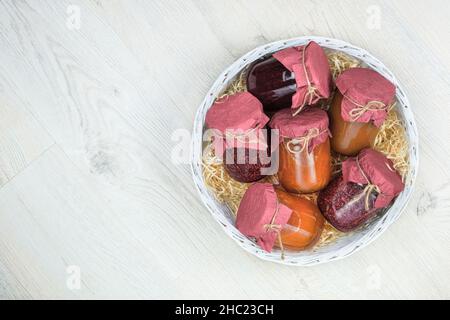 Concept d'aliments sucrés conservés fermentés.Variété de produits probiotiques et d'aliments fermentés en pots de verre en boîte blanche sur fond de bois.Vue de dessus. Banque D'Images