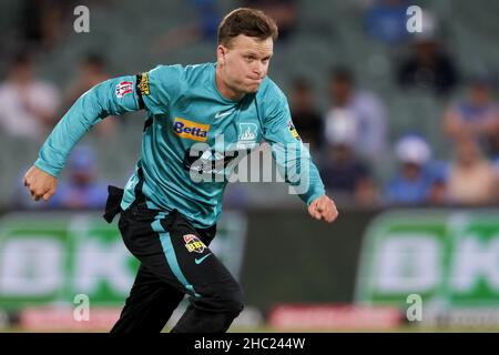 Adélaïde, Australie, 23 décembre 2021.Matt Kuhnemann, de Brisbane, a fait feu lors du match de cricket de la Big Bash League entre les grévistes d'Adélaïde et Brisbane Heat à l'Adelaide Oval le 23 décembre 2021 à Adélaïde, en Australie.Crédit : Peter Mundy/Speed Media/Alay Live News Banque D'Images