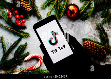 Dans cette illustration photo, un logo Tik Tok s'affiche sur un smartphone. Banque D'Images
