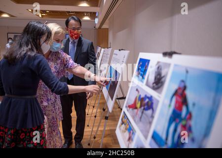 Sydney, Australie.21st décembre 2021.Phillipa Harrison (C), directrice générale de Tourism Australia, visite le salon Beijing 2022 et Winter Travel Around China Photography Exhibition au China Cultural Centre de Sydney, Australie, le 21 décembre 2021.Credit: Bai Xuefei/Xinhua/Alay Live News Banque D'Images