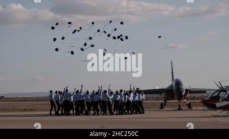 Hatzerim, Israël.22th décembre 2021.Les pilotes de l'armée de l'air israélienne nouvellement qualifiés lancent leur chapeau dans les airs pendant qu'ils célèbrent lors de la cérémonie de remise des diplômes des pilotes de l'armée de l'air israélienne à la base de Hatzerim le 22 décembre 2021 dans le désert du Negev, en Israël.La cérémonie de remise des diplômes a eu lieu après trois ans de formation pour devenir officier de combat et équipage de conduite.Crédit : Eddie Gerald/Alay Live News Banque D'Images