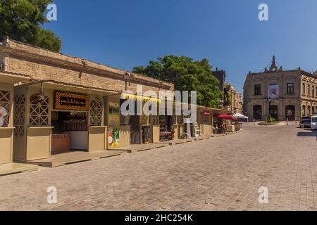 BAKOU, AZERBAÏDJAN - 6 JUIN 2018 : stands dans la vieille ville de Bakou, Azerbaïdjan Banque D'Images