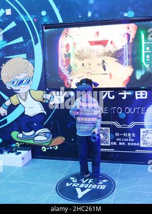SHANGHAI, CHINE - le 22 DÉCEMBRE 2021 - le musée Metaverse de la science et de la technologie VR attire les citoyens à l'occasion de l'ouverture du CHEO Banque D'Images