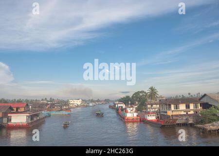 Des rangées de chantiers navals sur les rives de la rivière Barito, dans le sud de Bornéo le matin. Banque D'Images